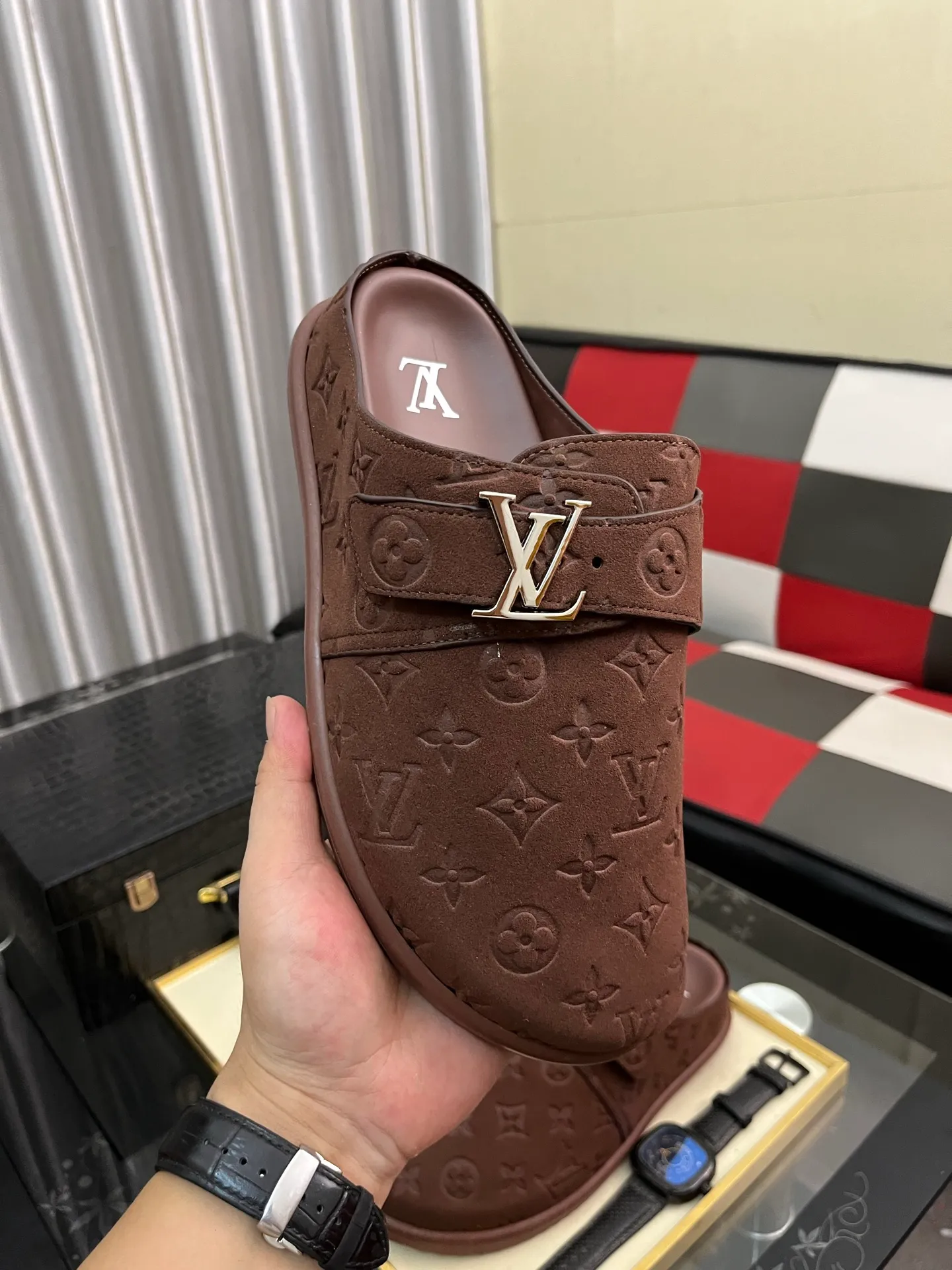 Men's shoes 💰380⌚️⌚️2025 new men's casual sandals and slippers, made of suede cow leather, with Monogram pattern to highlight the trendy style. Adjustable straps illuminated with LV letters, while a resilient insole and micro outsole provide lightweight comfort. Made of suede cow leather with embossed Monogram pattern and brand element metal hardware✅Adjustable straps➕Tough insole‼ ️Micro outsole. Comfortable and easy to wear‼ ️size: 38-446️⃣Colors available
